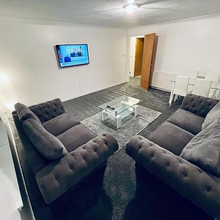 Modern 2 Bedroom Apartment With Free Parking Глазгоу Екстериор снимка