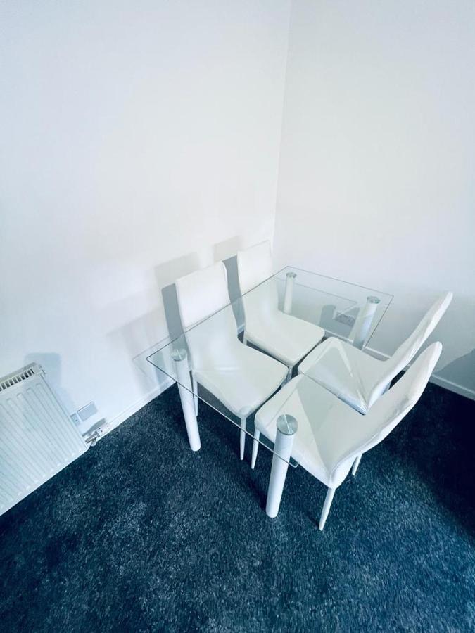 Modern 2 Bedroom Apartment With Free Parking Глазгоу Екстериор снимка