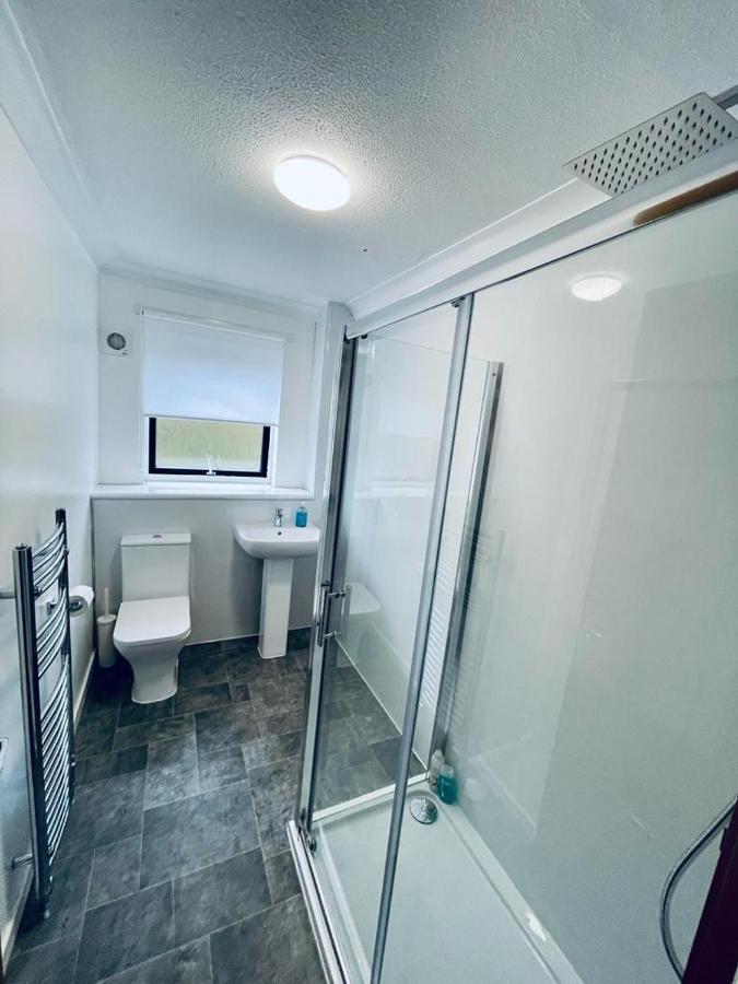 Modern 2 Bedroom Apartment With Free Parking Глазгоу Екстериор снимка