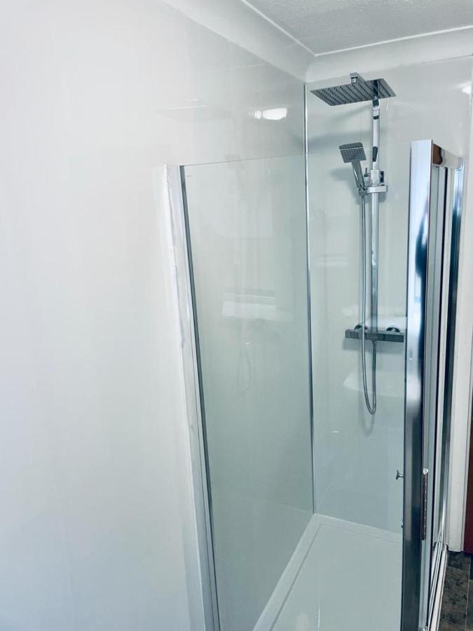 Modern 2 Bedroom Apartment With Free Parking Глазгоу Екстериор снимка